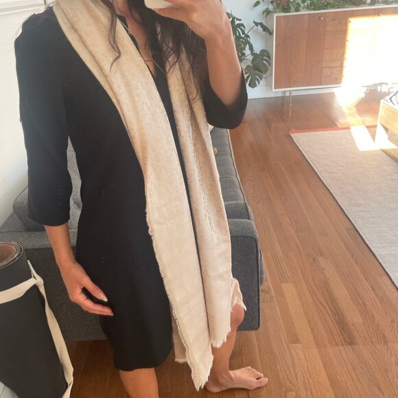 BRAND NEW Dior luxury scarf: beige/cream/gold - Picture 9 of 14